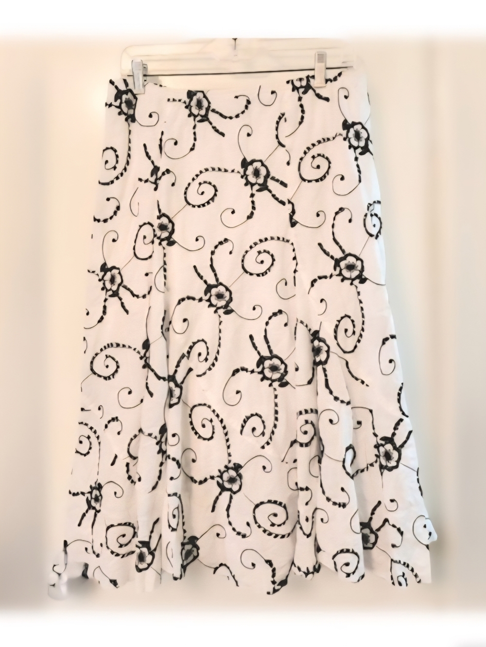 JKLA  Ca. Tulip Skirt 100%Cotton White With Black Embroidery Size L Lined